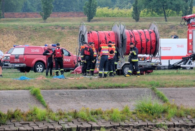 W środę popołudniu nad Wartą, niedaleko Ostrowa Tumskiego trwała akcja strażaków. Na miejscu było kilka wozów bojowych, ponton i karetka pogotowia.

Okazuje się, że wszystko było pod kontrolą. Strażacy w środę popołudniu mieli zaplanowane ćwiczenia. Po godz. 16 wóz strażacki na sygnale, służący do akcji np. przy wyciekach chemicznych, został zauważony przez naszych Czytelników na ul. Baraniaka. Okazało się, że on także był częścią ćwiczeń.

Zobacz kolejne zdjęcie --->