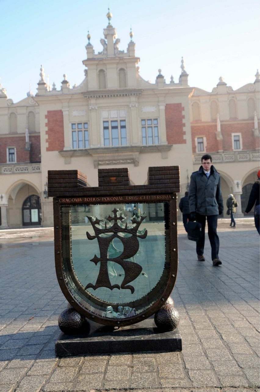 Kraków. Grupa młodych ludzi przewróciła skarbonkę na Rynku Głównym. Sprawę bada policja