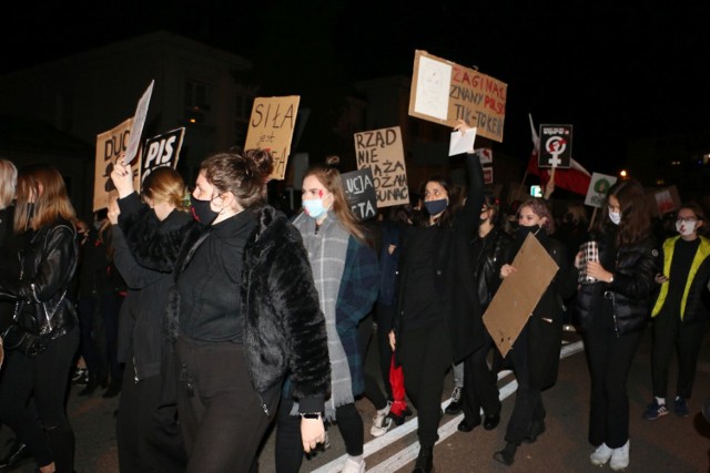 Setki mieszkańców Lipna wyszło na ulice, by okazać swój sprzeciw wobec wyroku Trybunału Konstytucyjnego.