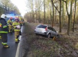 Wypadek na krajowej 12 między Lesznem a Kąkolewem. Kierowca auta w szpitalu
