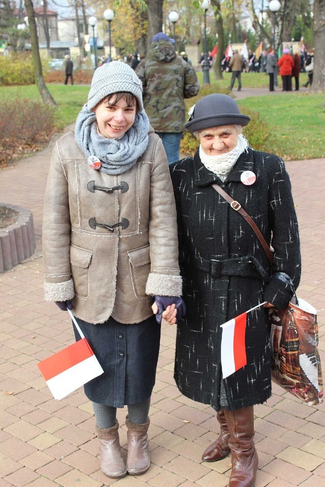 Pani Bronisława nie rozstaje się z Gosią ani na krok. To zdjęcie zrobiliśmy podczas obchodów Święta Niepodległości