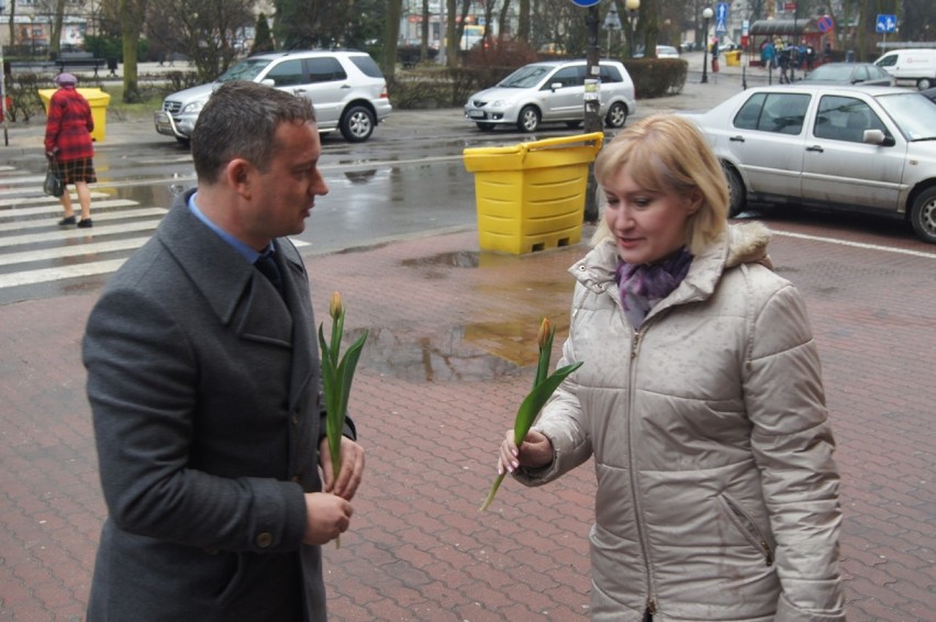 Poseł Dariusz Kubiak w Radomsku rozdawał kwiaty z okazji...