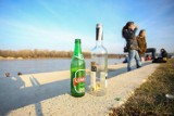 Sprzedawał piwo na bulwarach wiślanych. Po interwencji służb zaczął rozdawać alkohol przechodniom