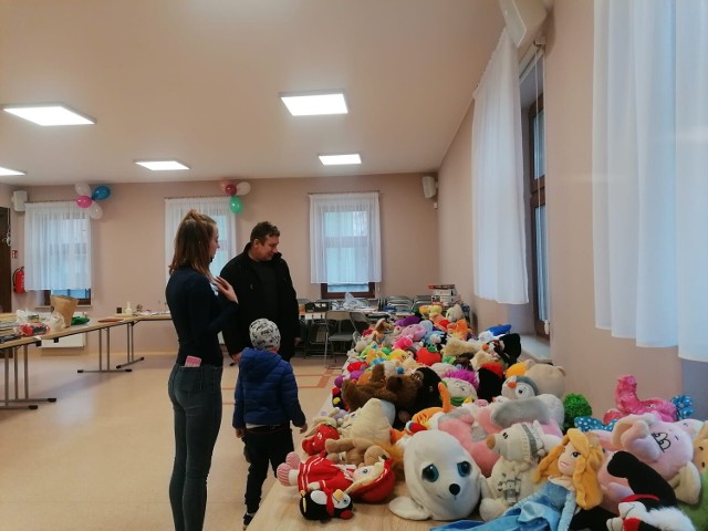 W akcję pomocy Majce Skrzynieckiej chorej na SMA zaangażowało się Dekanalne Centrum Wolontariatu ŚDM w Dobrzyniu n/ Drwęcą organizując loterię oraz kiermasz ciast i przetworów przy kościele