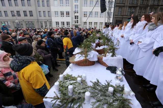 Takie spotkanie to już tradycja, a w tym roku wigilia na Rynku Kościuszki odbędzie się po raz dziesiąty.

Ekumeniczna Wigilia Miejska, organizowana z myślą o ubogich i tych, których czekają samotne święta, odbędzie się w Białymstoku w najbliższą niedzielę, 17 grudnia, o godzinie 14.00 na Rynku Kościuszki. Na Rynku Kościuszki staną stoły, na których pojawią się wigilijne potrawy. Miejską wigilię - podobnie jak w latach ubiegłych - przygotowuje Stowarzyszenie Pomocy Rodzinie „Droga”  wspólnie z prezydentem Białegostoku. Organizatorzy zapraszają na wigilię wszystkich mieszkańców miasta, bez względu na wyznanie, którzy zechcą wspólnie podzielić się opłatkiem.

Na wszystkich uczestników uroczystości będą czekać wigilijne potrawy, m.in.: pierogi, bigos, śledzie. Najbardziej potrzebujący będą mogli zabrać jedzenie do domu.