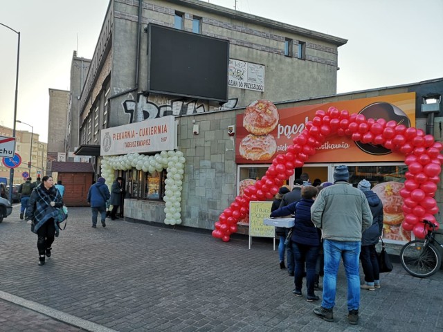 Gdzie kupić najlepsze pączki na Tłusty Czwartek w Bytomiu? Opcji jest wiele, a kolejki po kreple do najlepszych piekarni i cukierni ustawiały się dziś już przed 7 rano. Konkurencja jest zażarta, ponieważ niektóre z nich, tak jak Kwapisz i Bidrich znajdują się zaraz obok siebie, a na dodatek konkurują o miano najlepszych pączków w Bytomiu. My dziś sprawdziliśmy najbardziej oblegane pączkarnie w centrum miasta.