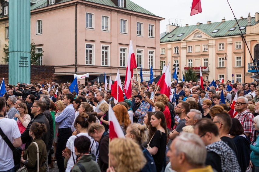 Protest pod Sądem Najwyższym. Demonstranci na Pl. Krasickich