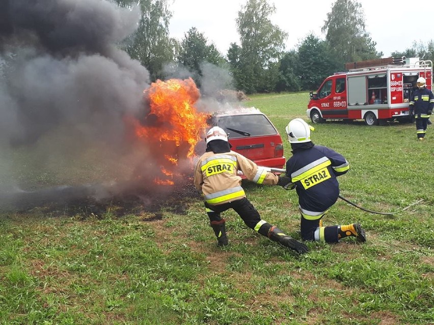 Dobrze, że to tylko ćwiczenia. OSP Ługi i OSP Zakrzewo ugasiły pożar [ZDJĘCIA]