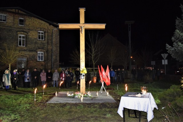 Nowy dębowy krzyż - Pamięci poległych Powstańców Wielkopolskich, w 104 rocznicę zwycięskiego powstania został poświęcony. Pierwszy krzyż został w tym miejscu postawiony pod osłoną nocy w marcu 1978 roku.