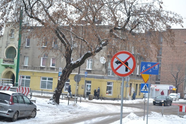 Od 1 lutego trwa remont torowiska na ulicy Małachowskiego w Sosnowcu. Tramwaje kursują inną trasą, jest też dodatkowa linia. Kierowcy muszą uważać. 

Zobacz kolejne zdjęcia. Przesuń zdjęcia w prawo - wciśnij strzałkę lub przycisk NASTĘPNE