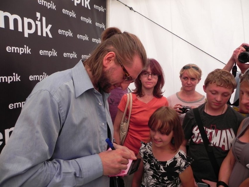 Leszek Możdżer w otoczeniu fanów.