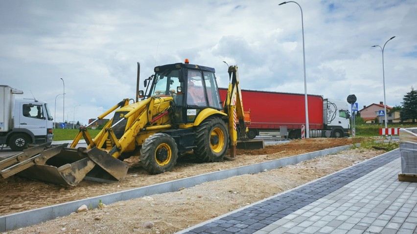 Pracownicy Zarządu Dróg i Zieleni w Suwałkach pomagają zakończyć prace przy budowie ulicy 100-lecia Niepodległości  
