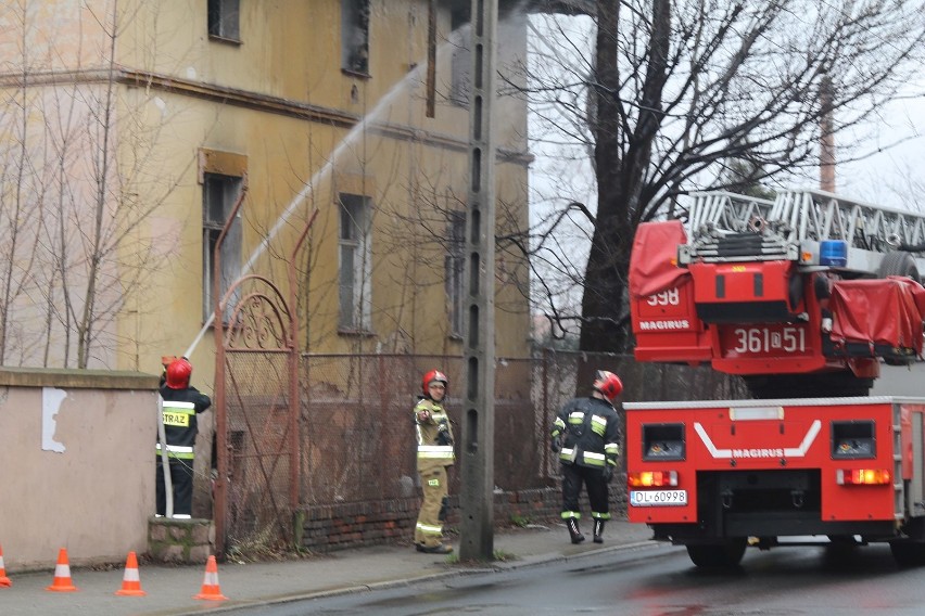 Pożar budynku przy ulicy Kartuskiej w Legnicy [ZDJĘCIA]