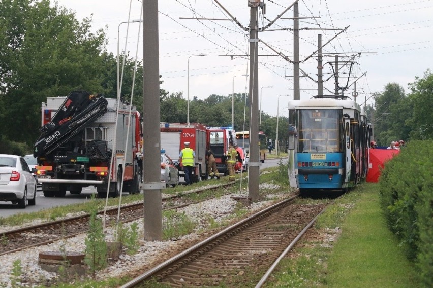Mężczyzna wpadł pod tramwaj na ul. Toruńskiej we Wrocławiu. Nie żyje [ZDJĘCIA]