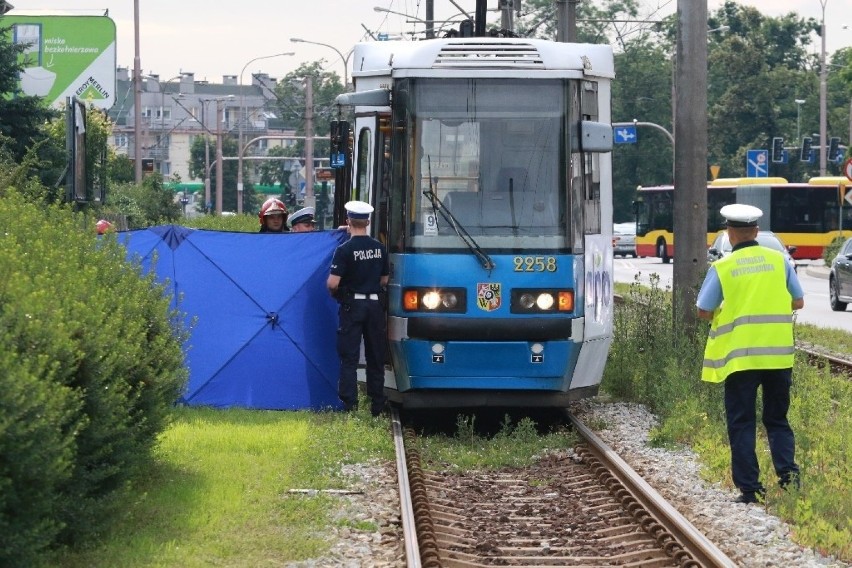 Mężczyzna wpadł pod tramwaj na ul. Toruńskiej we Wrocławiu. Nie żyje [ZDJĘCIA]