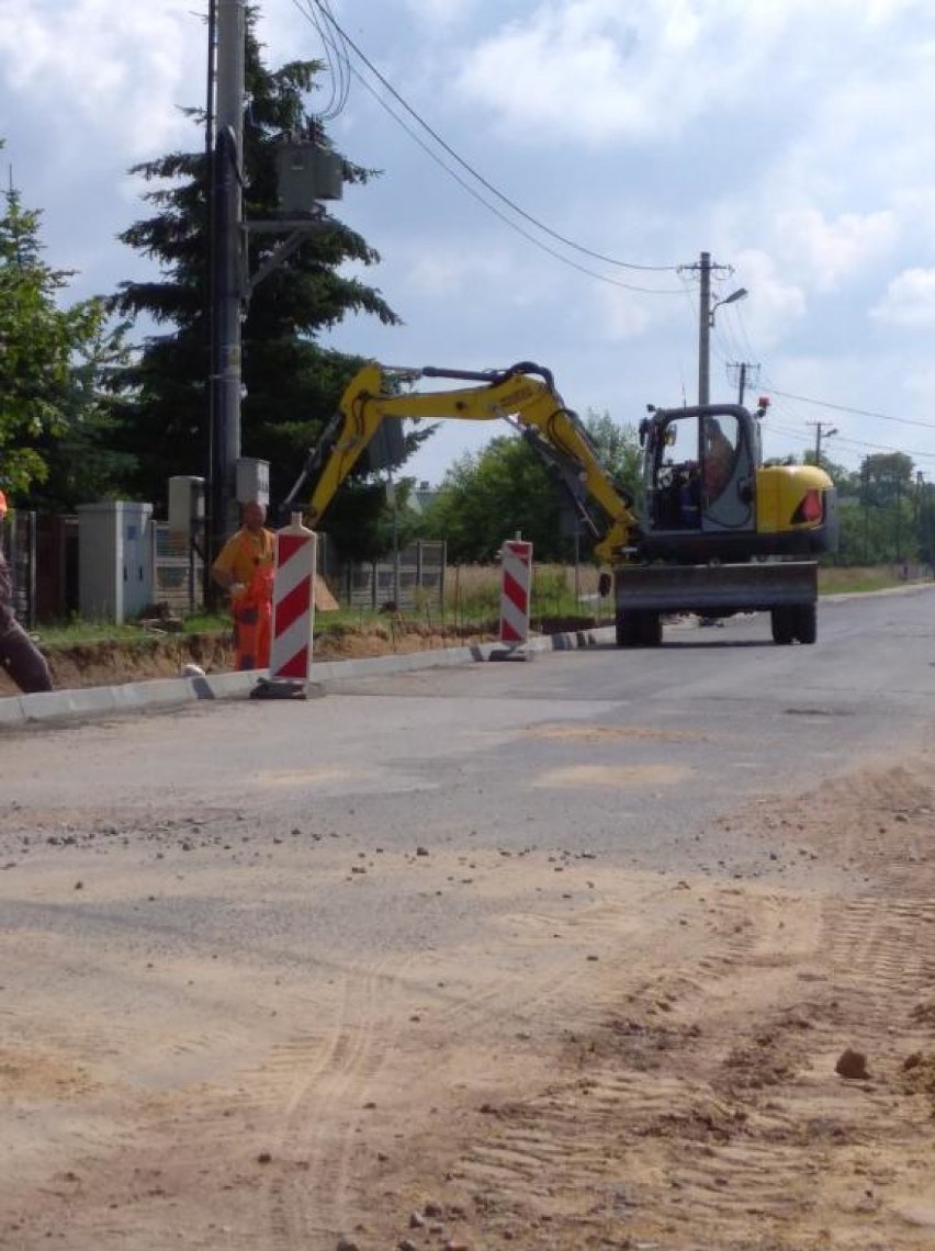 Trwa budowa nowej ścieżki rowerowej ze Smardzewic do Twardej i Tresty. Kiedy nią pojedziemy? [ZDJĘCIA]