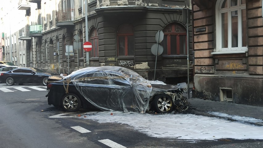 Pożar w Kaliszu. Luksusowe BMW poszło z dymem. Ponad 100 tysięcy złotych strat. ZDJĘCIA