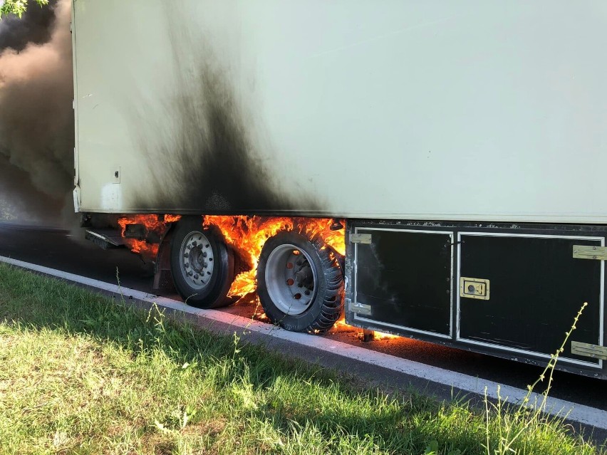Pali się ciężarówka w Niepruszewie