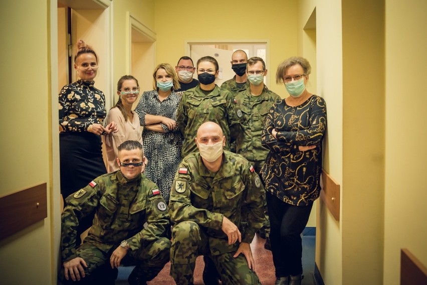 Żołnierze 12 Brygady Zmechanizowanej pomagają Powiatowej Stacji Sanitarno-Epidemiologicznej w Szczecinie