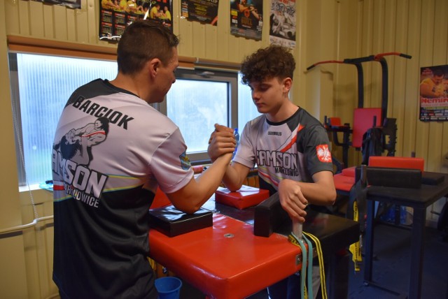 Marek Freiwald (z lewej) przygotowuje się do mistrzostw Europy w klubie armwrestlingu Samson Marklowice