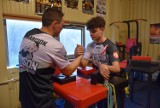 Niepełnosprawny 16-latek z Rydułtów mistrzem Polski w armwrestlingu! Teraz zbiera pieniądze na start w mistrzostwach Europy