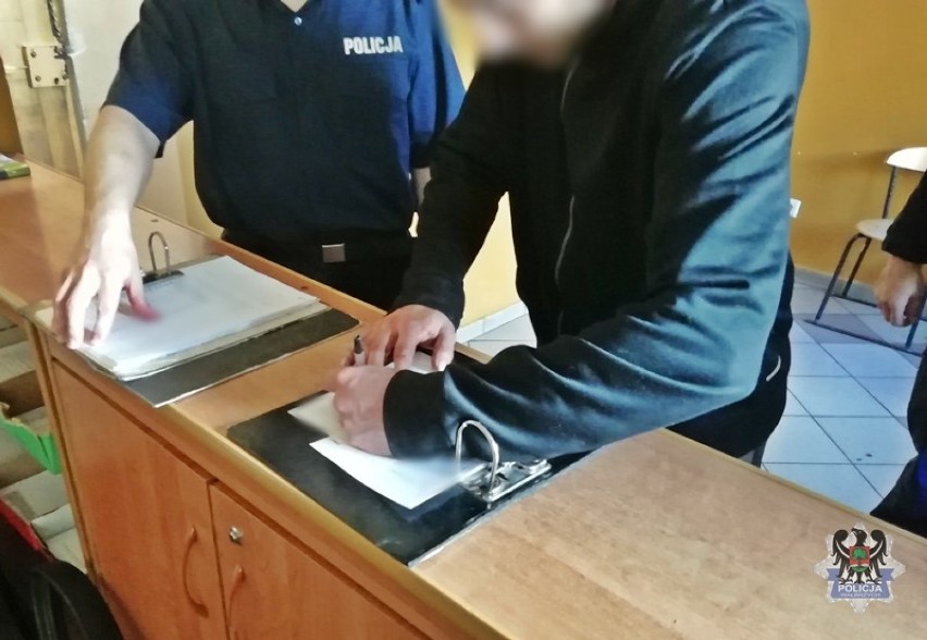 Policjanci z Boguszowa-Gorc zatrzymali mężczyznę, który włamywał się do domków jednorodzinnych