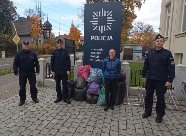 Policjanci przekazali rodzicom Szymka zebrane przez siebie nakrętki. Za to otrzymali podziękowanie.