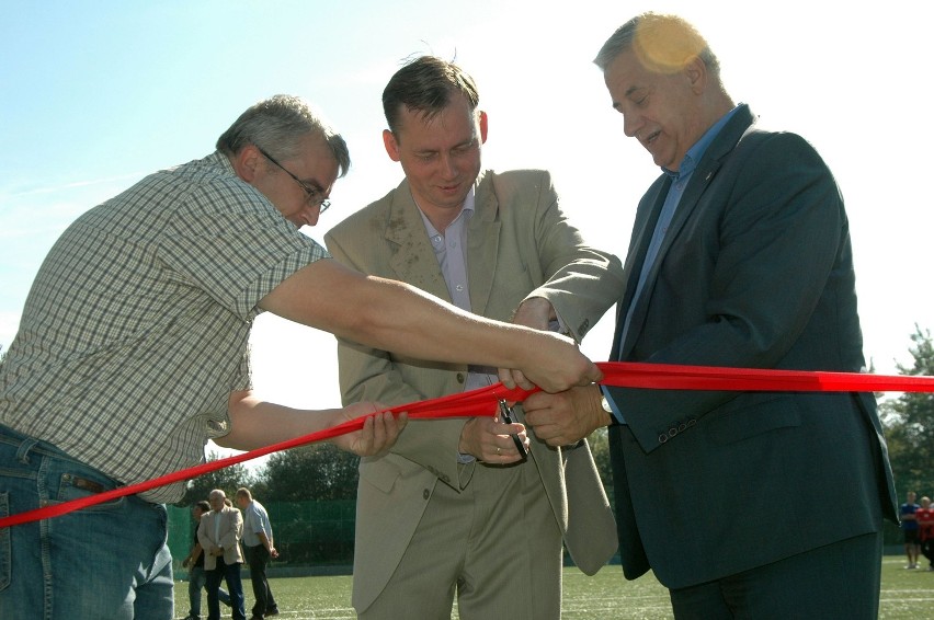 Słupsk: Boisko ze sztuczną płytą otwarte! Pierwsi zagrali juniorzy. ZDJĘCIA