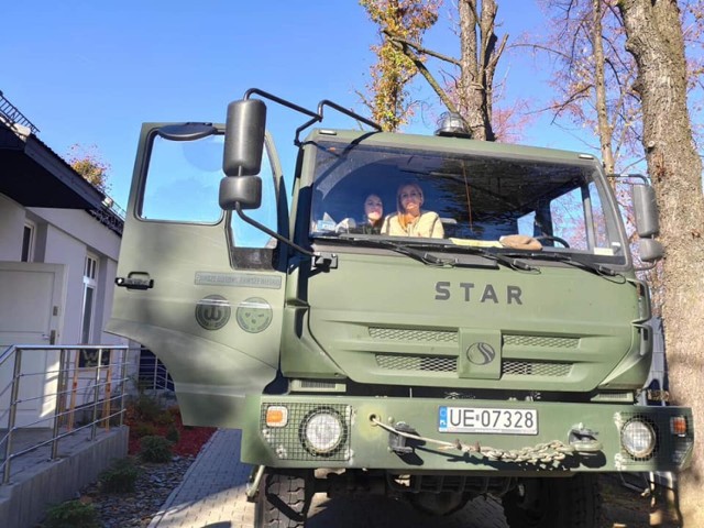 Żołnierze i uczniowie „mundurówki” odwiedzili dom dziecka w Olkuszu