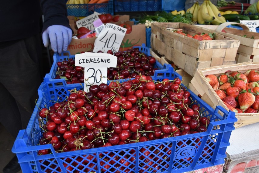 Tarnów. Na Burku coraz więcej czereśni i truskawek, ale ceny powalają. Ile kosztują inne owoce i warzywa?