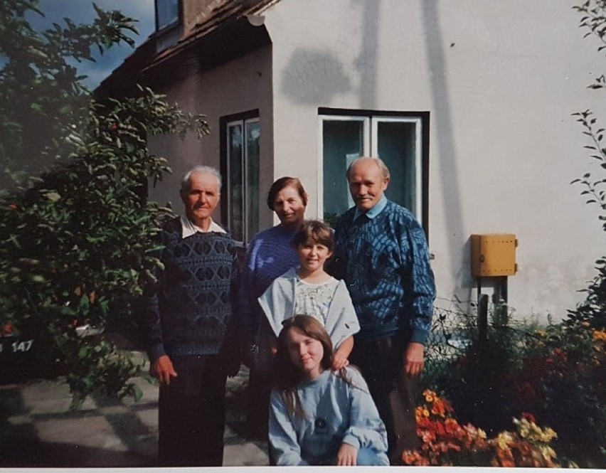Jubilat z żoną Hildegardą i bratem Janem przed domem