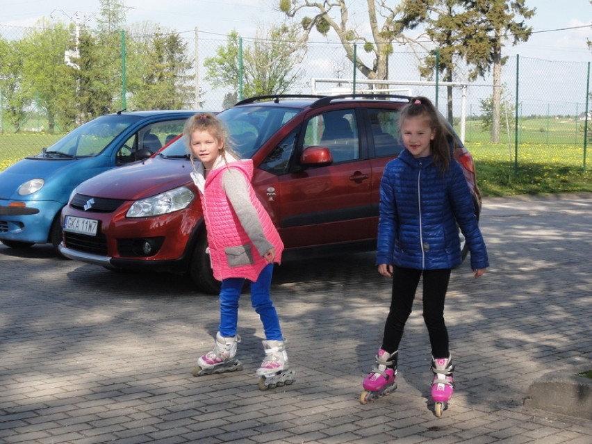 Rowerowy Maj - Oliwia i Elwira jadą na rolkach do szkoły w Skrzeszewie
