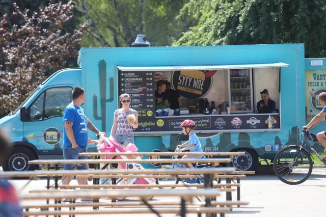 Foodtrucki w Sosnowcu w sobotę 1 sierpnia. Impreza Sosnowiec Summer Park odbywa się przez weekend w Parku Sieleckim 
Zobacz kolejne zdjęcia. Przesuwaj zdjęcia w prawo - naciśnij strzałkę lub przycisk NASTĘPNE