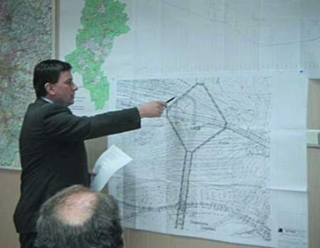 Czesław Połedniok, wiceprezes firmy ,Mosty Katowice&quot;, prezentuje na mapie przebieg łącznika do sławkowskiego terminalu.