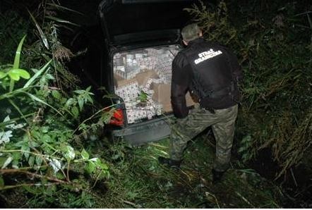 W Poćkunach funkcjonariusze Placówki SG w Sejnach przystąpili do kontroli samochodu osobowego na litewskich numerach. Jednak kierujący Audi S6 Avant nie zareagował na sygnały do zatrzymania się i odjechał.