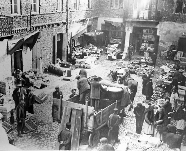 Lata trzydzieste, ubiegłego wieku (1933). Handel uliczny w Sosnowcu