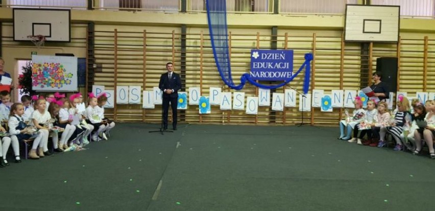 Pasowanie "pierwszaków" w szkole podstawowej w Brodnicy