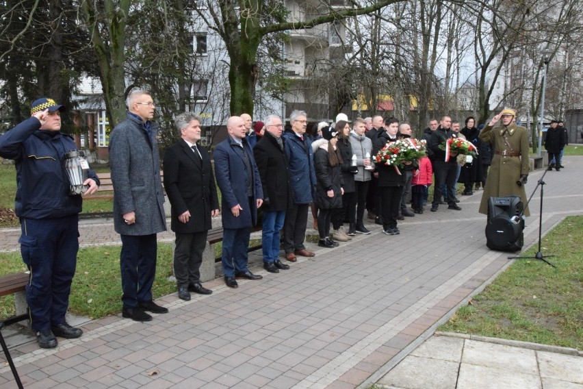 Obchody rocznicy przed pomnikiem w Kielcach.