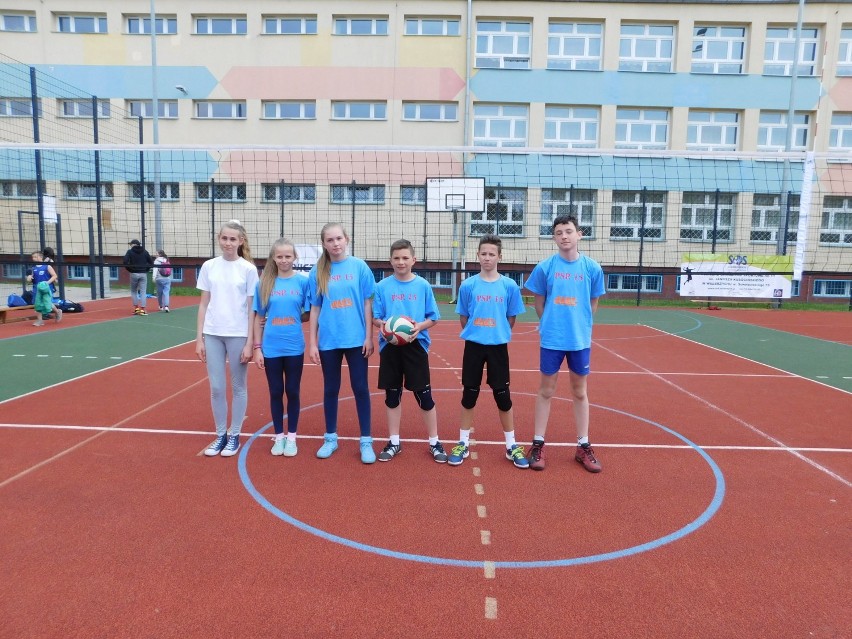Turniej Orlik Volleymanii Siatkarskie „Miksty" Czwórek na boiskach przy szkole nr 15 w Wałbrzychu