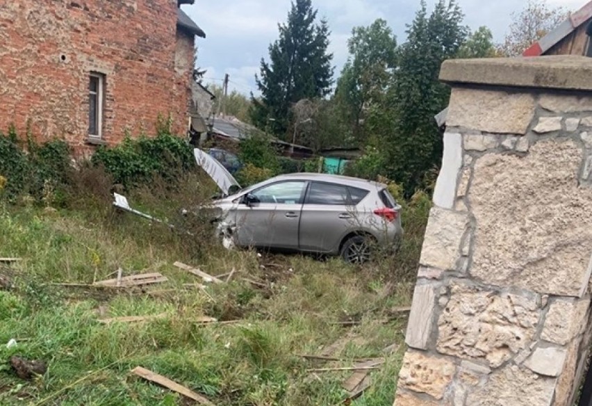 Dąbrowa Górnicza: kierowca zasłabł. Auto uderzyło w budynek ZDJĘCIA 