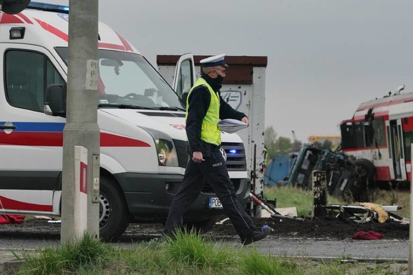 Ciężarówka wjechała w szynbus na trasie Poznań-Wągrowiec. Byli ranni. Jakie są aktualne ustalenia śledczych? 
