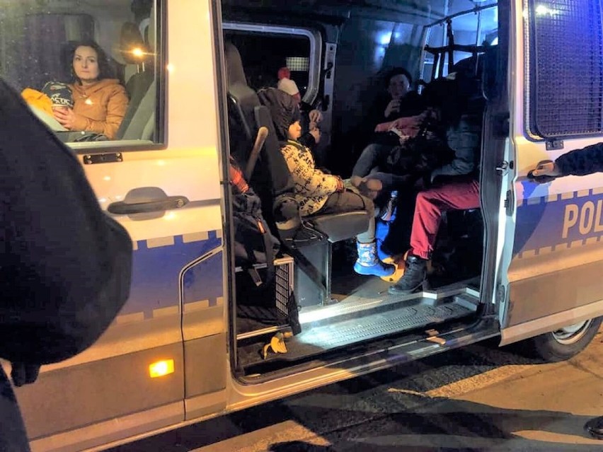 Policjanci z Łódzkiego pomagają na granicy uciekającym z Ukrainy ZDJĘCIA