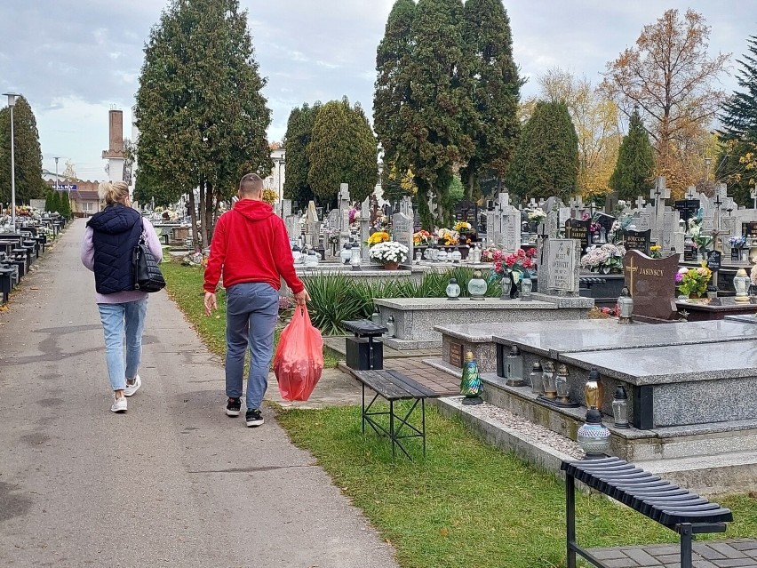 W sobotę, 29 października spokojnie na cmentarzu komunalnym...