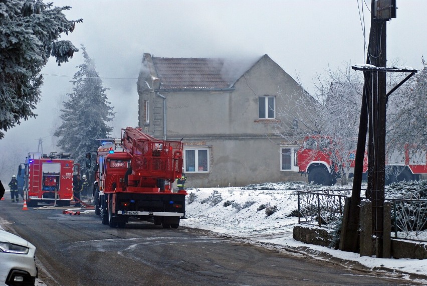 W Dźwiersznie Wielkim w gminie Łobżenica w ogniu stanął dom jednorodzinny [ZDJĘCIA]