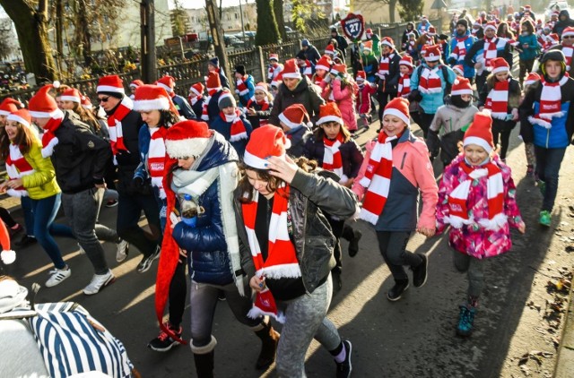 Wczoraj o godzinie 10:00 w Fordonie wystartował Bieg Mikołajkowy, który już po raz 11. zorganizowany został przez członków Stowarzyszenia „Razem dla Fordonu”. Organizatorzy w ten sposób propagują zdrowy styl życia oraz idee integracji całej społeczności Fordonu. Start nastąpił z ulicy Cechowej, a meta usytuowana była w okolicy kortów tenisowych. Nie liczył się czas, w jakim pokonywano dystans, ale chęci do integracji, zapał i dobra zabawa.