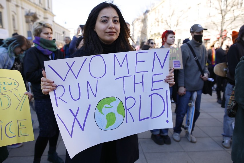 Manifa Warszawska 2022. Feministyczna demonstracja w stolicy. "Gdyby Putin był feministą, nie byłoby wojny"