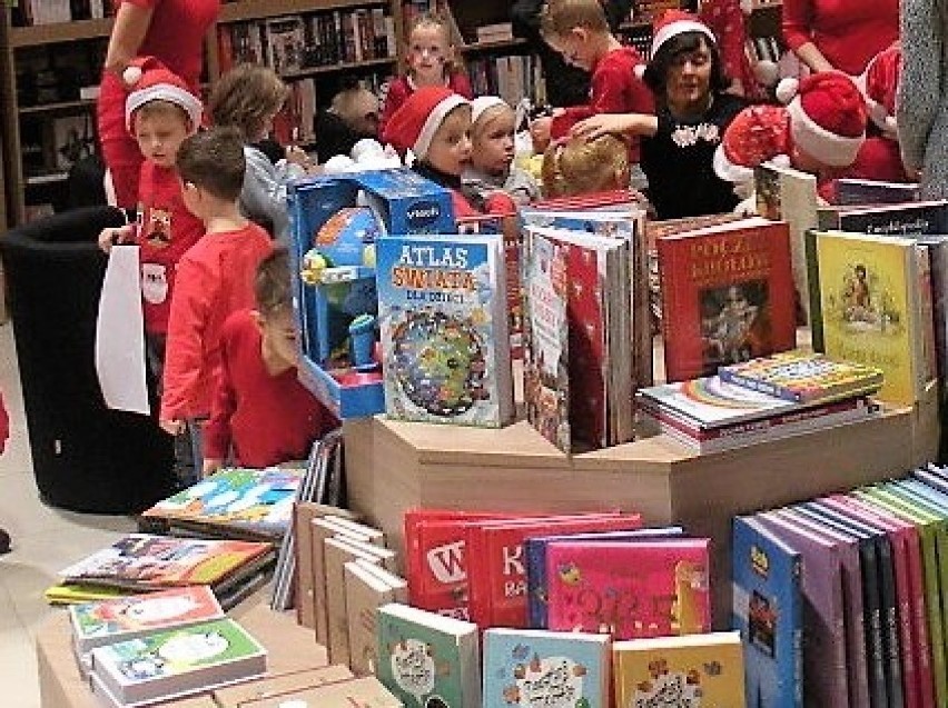 Czytanie dzieciom, robienie świątecznych ozdób w księgarni...