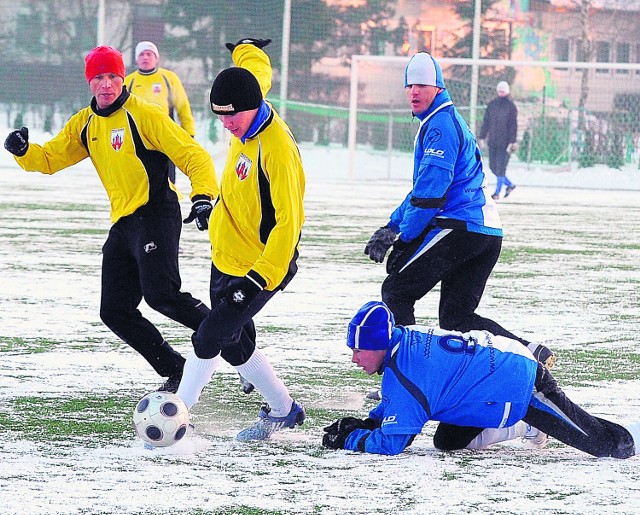 Piłkarze Pomezanii i Bałtyku walczyli ze sobą, ale też z trudnymi warunkami atmosferycznymi - tęgim mrozem.