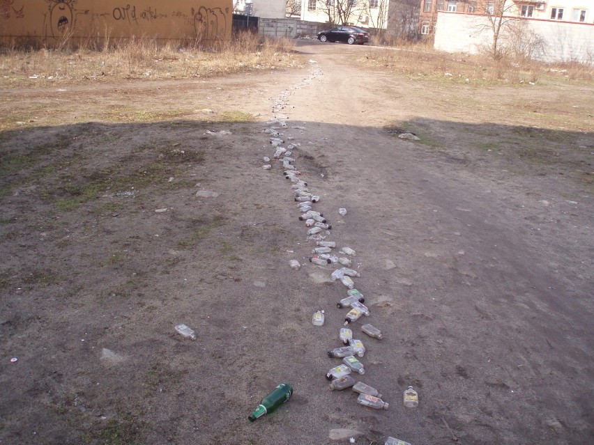 Dzikie wysypisko śmieci na rogu ulic POW i Reja