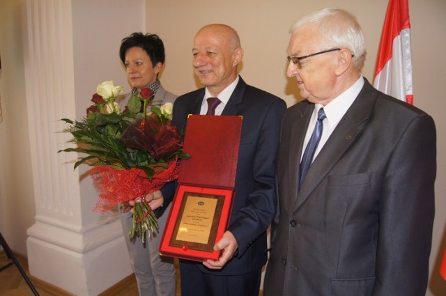 w 2016 roku Andrzej Chowis otrzymał nagrodę  Samorządowiec - Spółdzielca z rąk Mariana Foty, ówczesnego prezesa Rejonowego Banku Spółdzielczego w Lututowie.